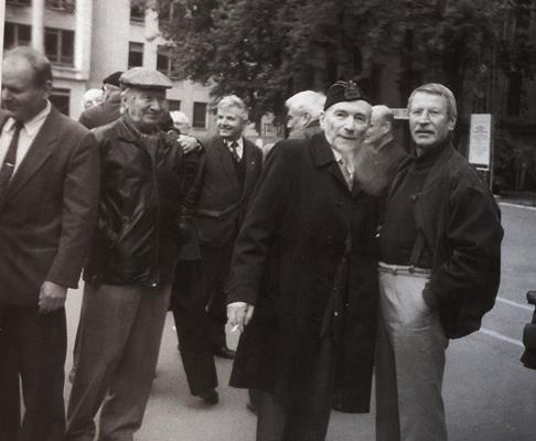 Л.В. Власов (в кепке), Виктор Конецкий и Иван Краско у родного училища. 1996 год Л.В. Власов (в кепке), Виктор Конецкий и Иван Краско у родного училища. 1996 год